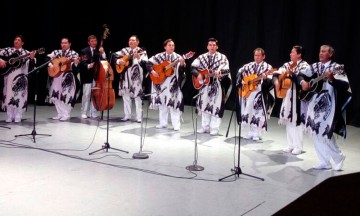 Cautiva al público Rondalla Sentimiento Juveni