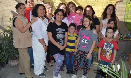 Grandes risas viven en sesi&oacute;n de yoga