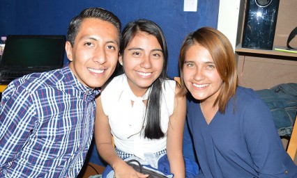 J&oacute;venes se re&uacute;nen en pl&aacute;tica motivacional