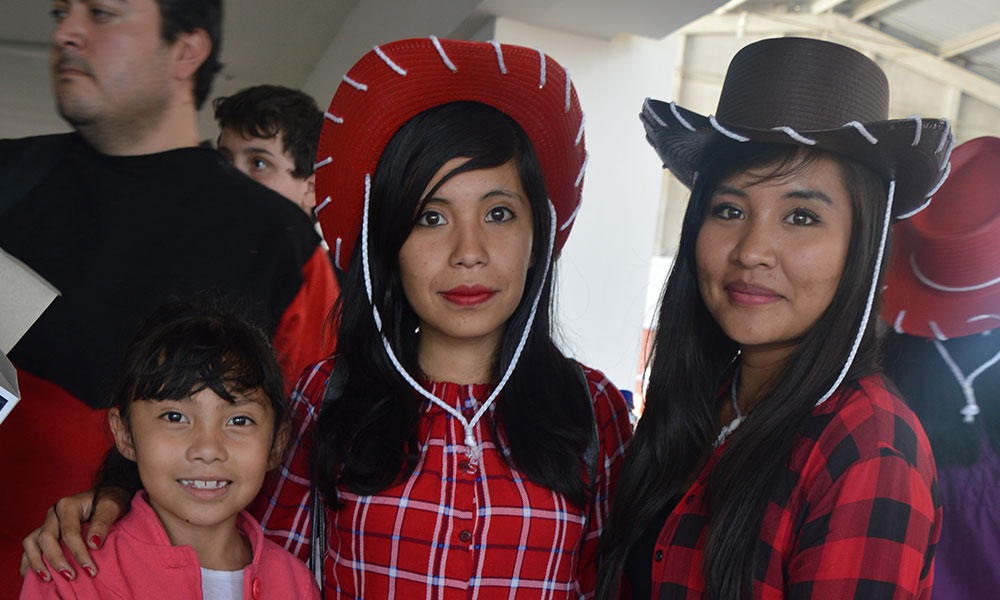 Chicos y grandes se divierten en feria