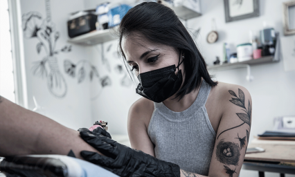 Luc&iacute;a Serrano entre l&iacute;neas, detalles y tinta