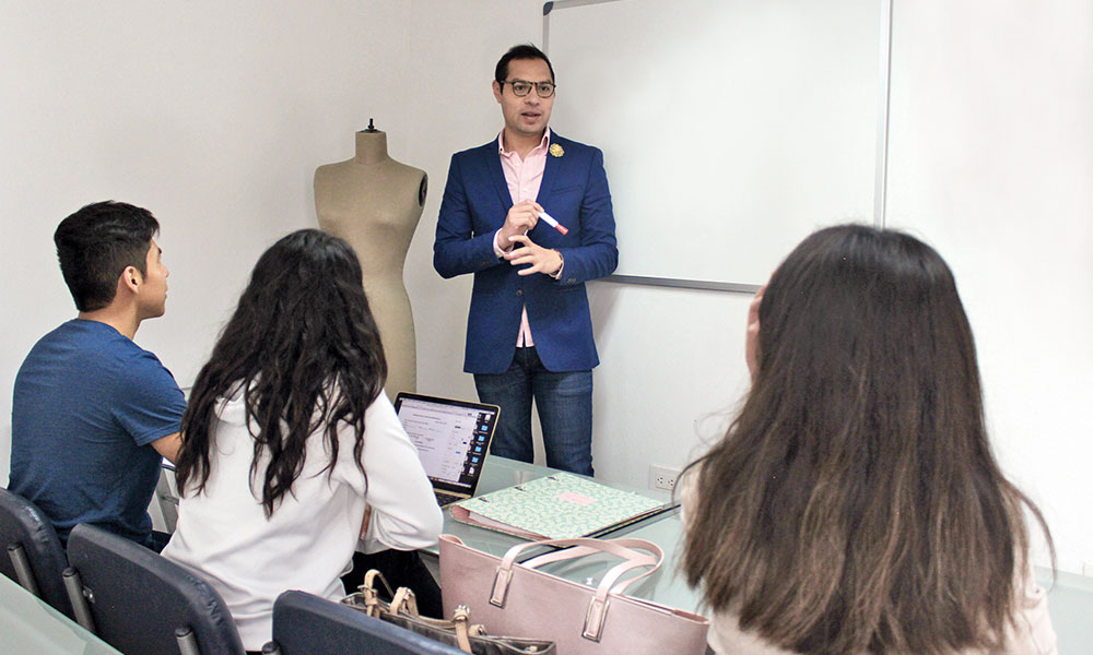 Rafael Flores, un docente en tendencia