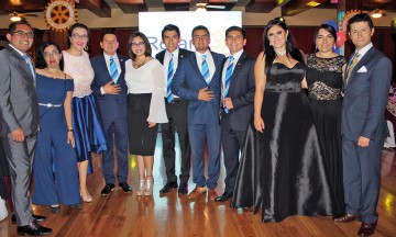 Celebran cena elegante clubes rotarios