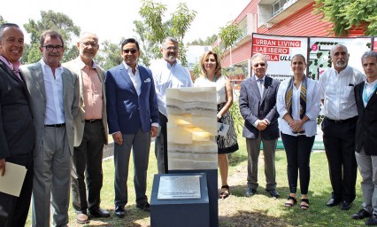 Directivos colocan primera piedra