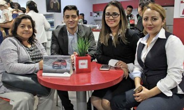 Asisten poblanos a lanzamiento de auto modelo 2019