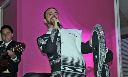 Deleita Jas Devael a poblanos