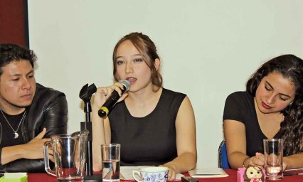 Joven poblana presenta libro