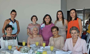 Festejan su próxima llegada con Baby Shower
