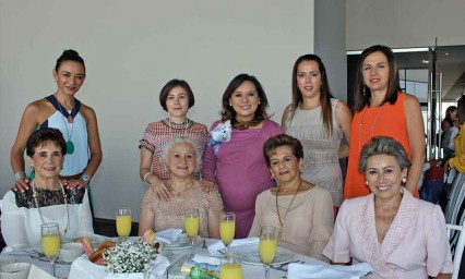 Festejan su próxima llegada con Baby Shower