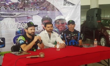 Pilotos de carreras conviven con admiradores