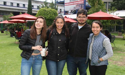 Disfrutan estudiantes universitarios tarde mexicana