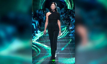 Modelo veterana roba la atenci&oacute;n en pasarela de Balenciaga