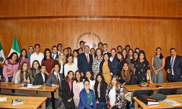 Embajadora visita universidad