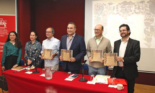 Presenta universidad de prestigio libro con textos antiguos