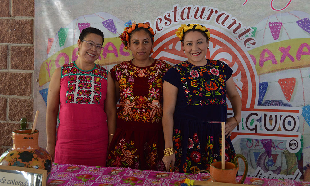 Disfrutan de comida Oaxaqueña en Puebla