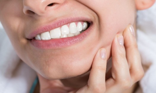 ¿Por qué se aprietan los dientes? 