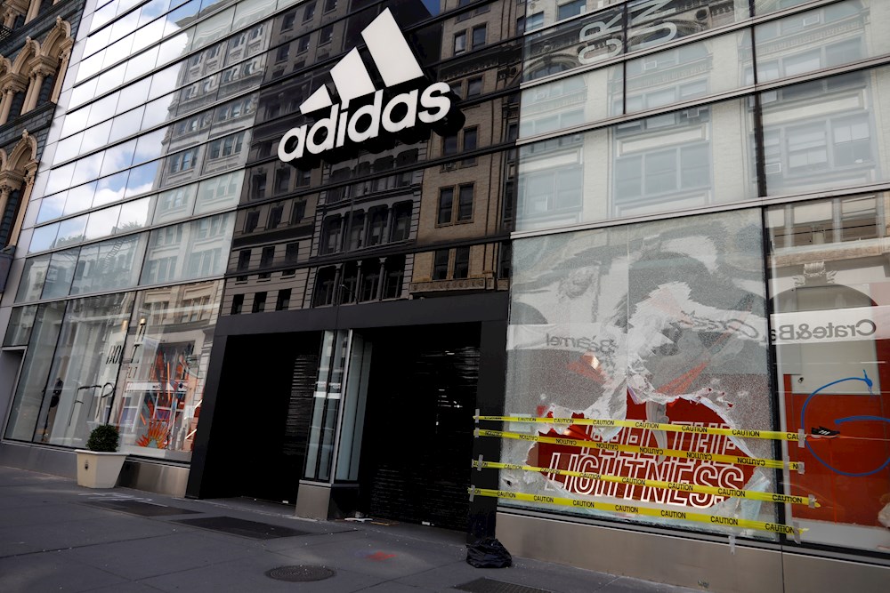 Consecutivo Prehistórico raspador Tras protestas antirracistas Adidas cambia políticas de contratos