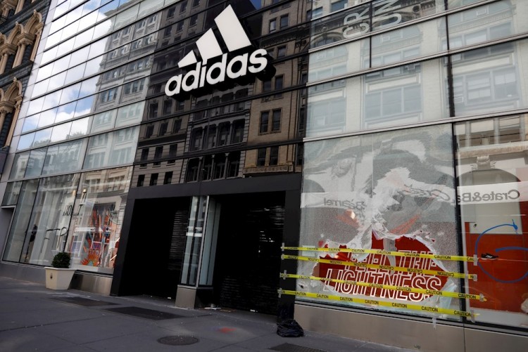 Tras protestas antirracistas Adidas cambia políticas de contratos