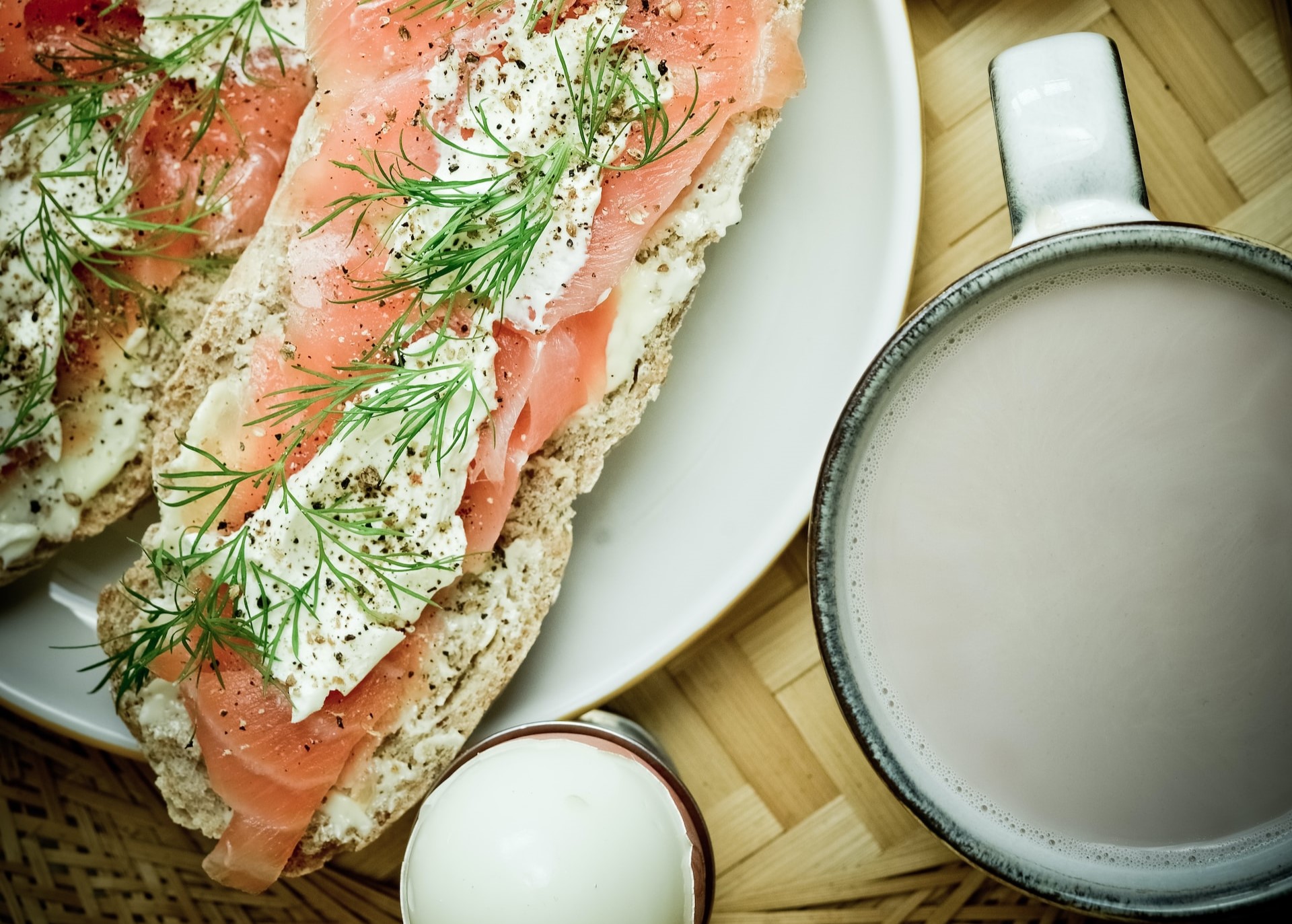 baguette salmon crema