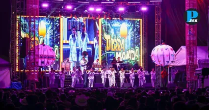 Carnavaleros de Cholula comparten escenario con Banda Tierra Mojada