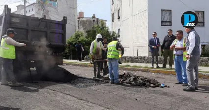 Gobierno municipal refuerza programa de bacheo en colonia La Noria
