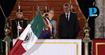 La presidenta Claudia Sheinbaum flame&oacute; la bandera nacional desde el balc&oacute;n central de Palacio Nacional en su segundo Grito de Independencia.