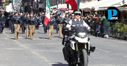 El gobernador Alejandro Armenta Mier presenci&oacute; el paso de los contingentes militares, policiacos y escolares durante el Desfile C&iacute;vico-Militar del 16 de septiembre en Puebla capital.