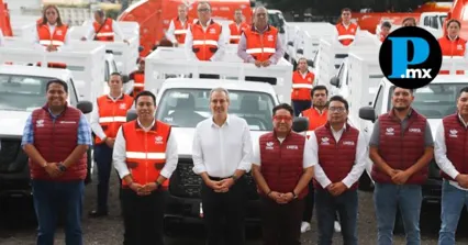 Entregan 20 camionetas y tres camiones compactadores para reforzar la recolecci&oacute;n de basura en Puebla