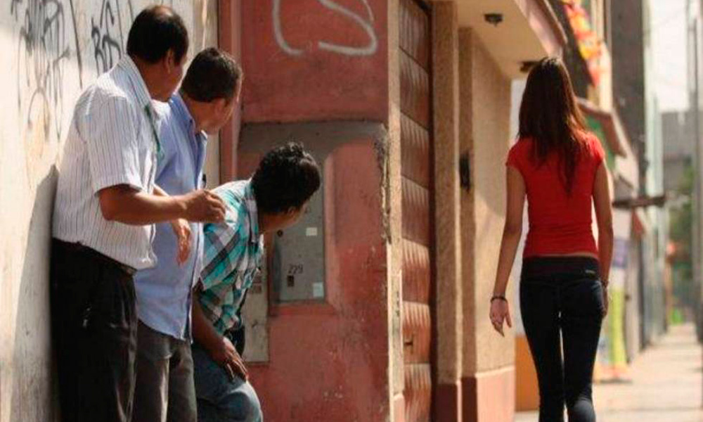 Hombres que chiflan en la calle y respetan en la casa