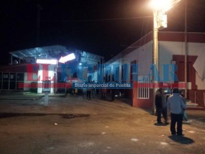 Vecinos de San Isabel Cholula arremeten contra autos oficiales y alcaldía por presunto robo.