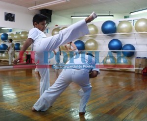 Axé Capoeira es un grupo poblano que mezcla el arte afrobrasileño con música, danza y combate.