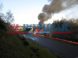 Arde ducto de Pemex en Huauchinango