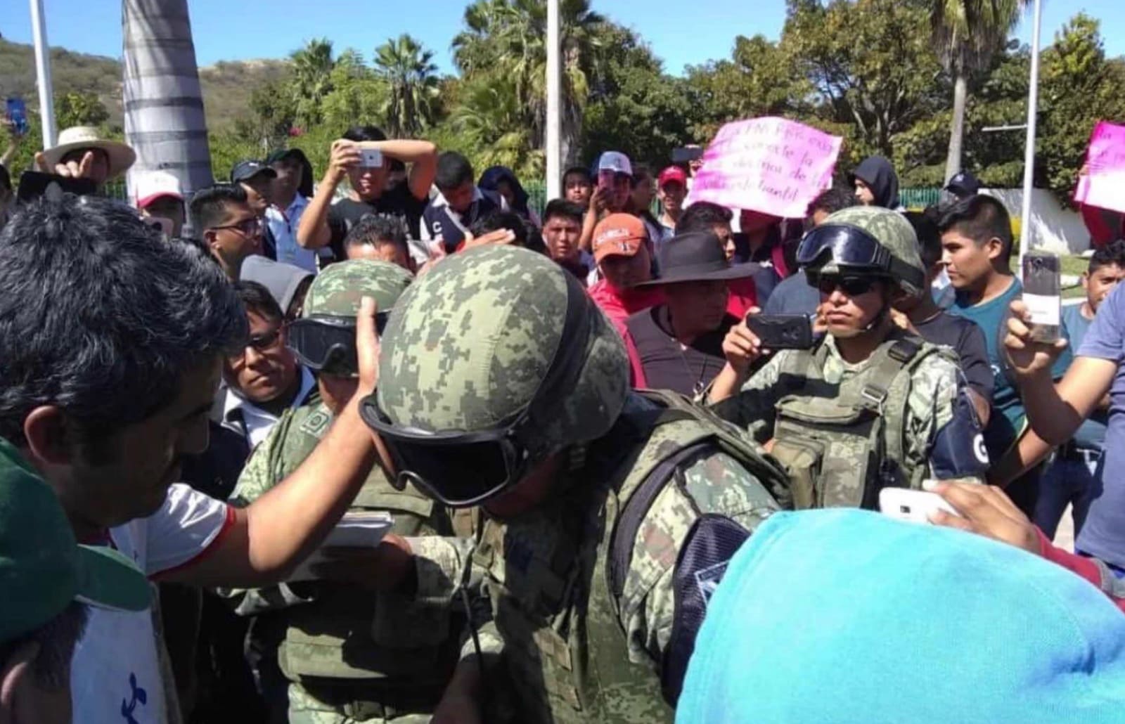 La CFE vs los estudiantes