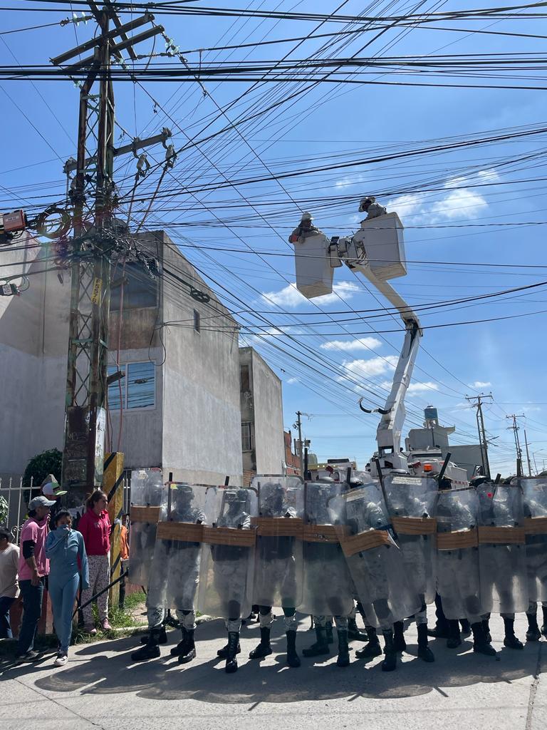 Un comando de 70 elementos armados de la Guardia Nacional llegó a la Unidad Habitacional “Antorcha Obrera” acompañando por trabajadores de la CFE, para cortarle la energía eléctrica a toda la unidad