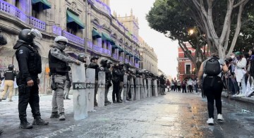 En el 8M 2024, mujeres en Puebla desafían la brutalidad policial