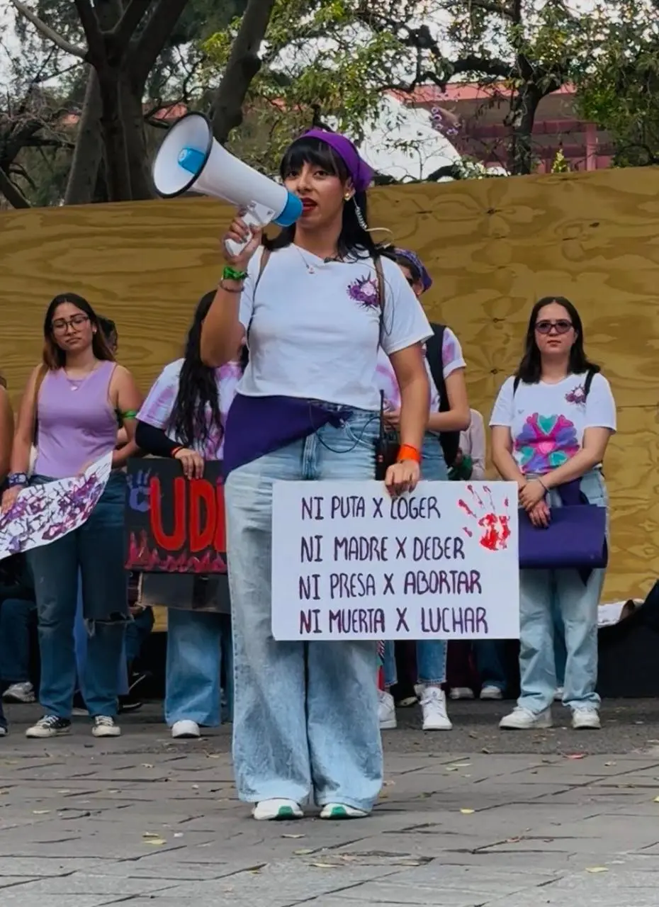 La joven levanta la voz en círculo de mujeres en el Paseo Bravo.