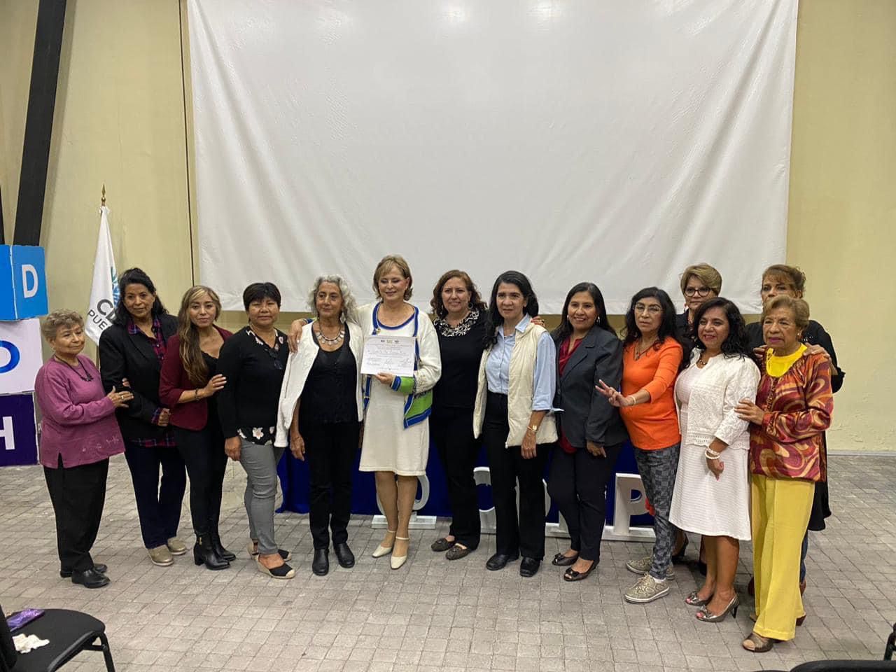 La Asociación de Mujeres Periodistas y Escritoras de Puebla (AMPEP) está estrenando nueva presidenta, como era de esperarse, al evento oficial no podía faltar la exvocera del barbosismo, Verónica Vélez Macuil