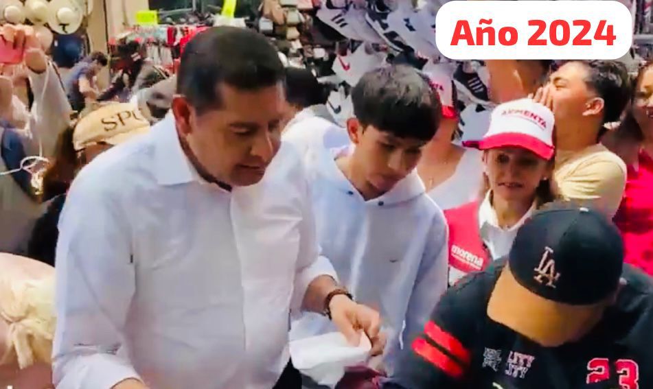 Alejandro Armenta Mier se le vio entre los vendedores ambulantes