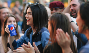 Critican comercial de Pepsi con Kendall Jenner