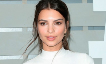 Posa Emily Ratajkowski en topless