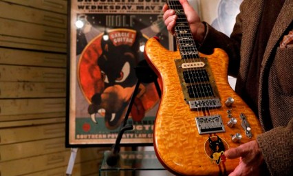 Venden guitarra de Jerry Garc&iacute;a en 1.9 mdd