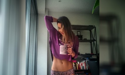 Deleita Mar&iacute;a Le&oacute;n con pr&aacute;ctica de pole dance