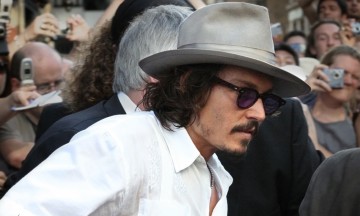 Bromea Depp sobre matar a Trump, pide disculpas