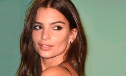 Emily Ratajkowski luce figura en diminuto bikini