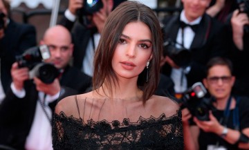 Discriminan a Emily Ratajkowski por el tama&ntilde;o de su pecho