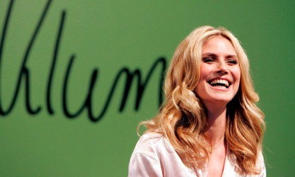 Heidi Klum posa topless en playas del Caribe