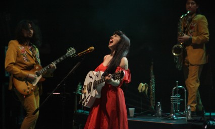 Ti&ntilde;e Mon Laferte con el rojo de su m&uacute;sica a Puebla