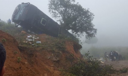 Vuelca autob&uacute;s de Banda Mach en Coxcatl&aacute;n