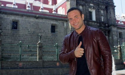 Transporta Javier Glauss con su voz a los 90