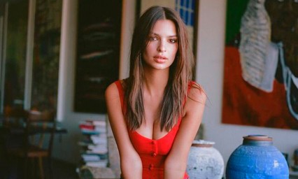  Emily Ratajkowski regala su primer desnudo del a&ntilde;o